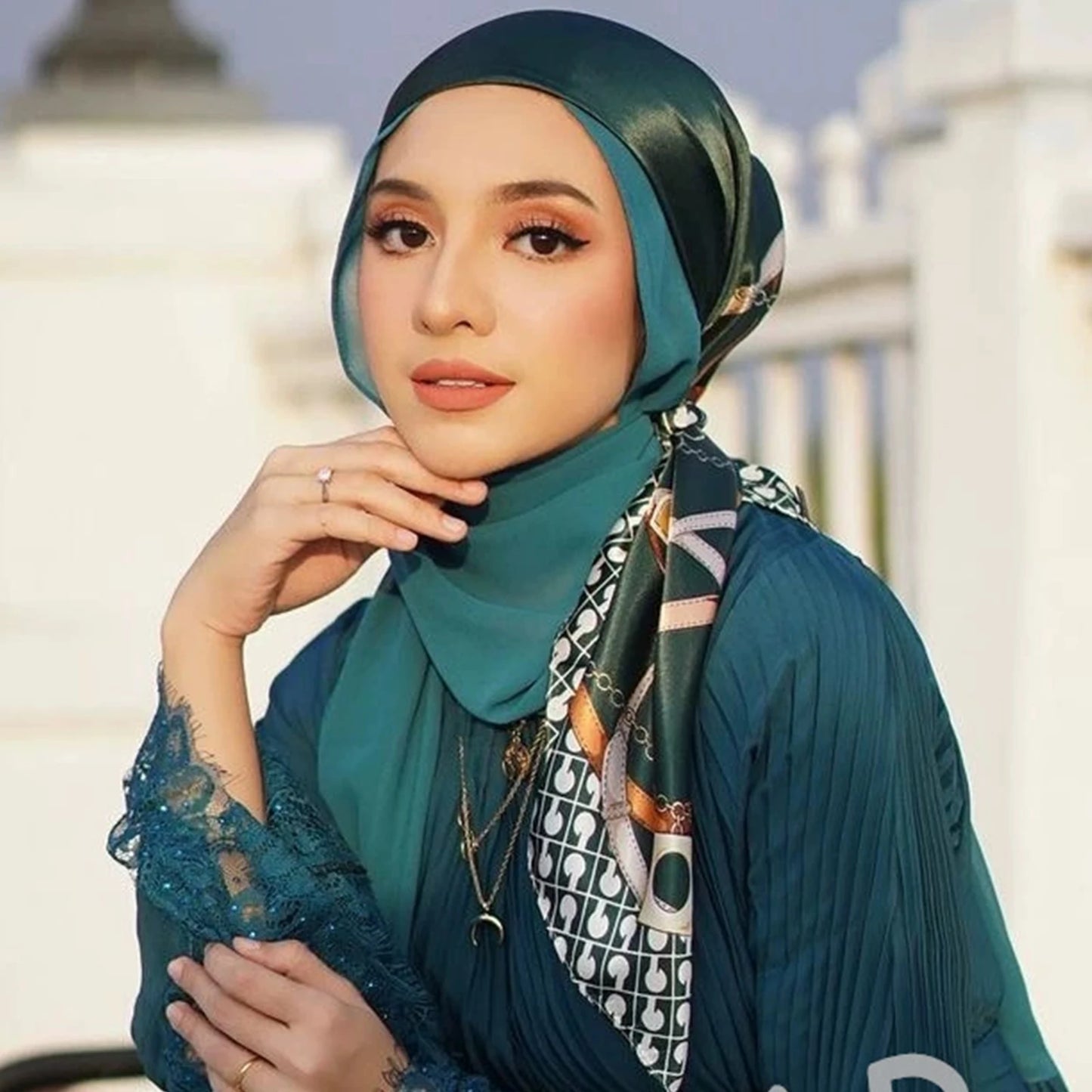 90x90cm Silk Scarf | 2025 Trendy Beach Sunscreen Shawl | Europe & America Style Printed Bandanna for Women - Smooth Wigs