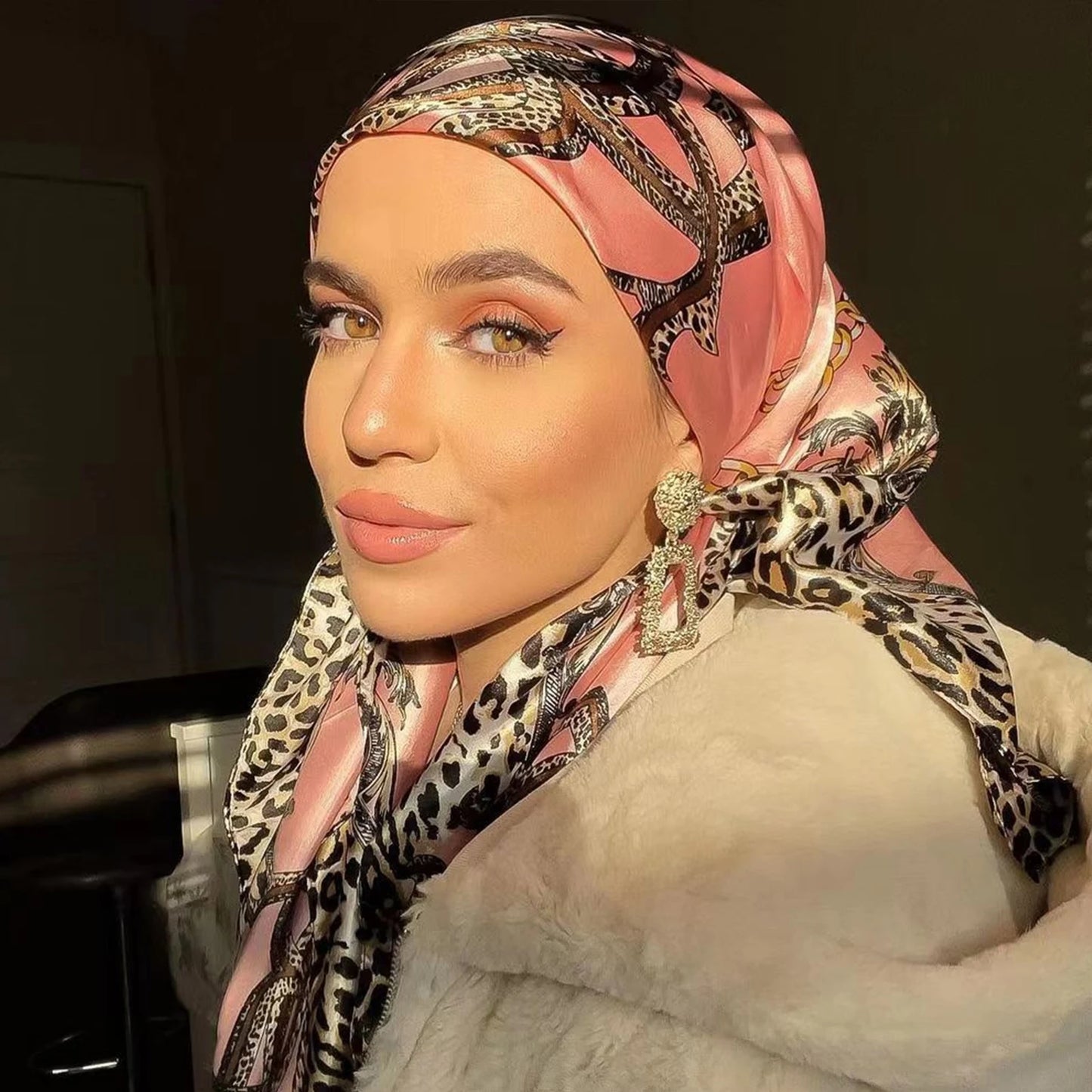 90x90cm Silk Scarf | 2025 Trendy Beach Sunscreen Shawl | Europe & America Style Printed Bandanna for Women - Smooth Wigs